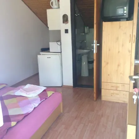 Abszolut Vendeghaz Guest house